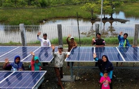 Warga Dusun Bondan menikmati teknologi energi baru terbarukan HEOP (Hybrid Energy One Pole), Program CSR Pertamina RU IV Cilacap