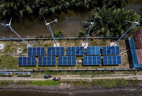 Warga Dusun Bondan menikmati teknologi energi baru terbarukan HEOP (Hybrid Energy One Pole), Program CSR Pertamina RU IV Cilacap