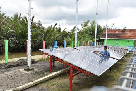 Warga Dusun Bondan menikmati teknologi energi baru terbarukan HEOP (Hybrid Energy One Pole), Program CSR Pertamina RU IV Cilacap