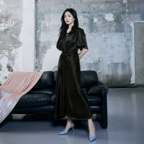 Song Hye Kyo Pakai Busana Semi Formal