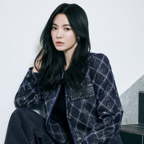 Song Hye Kyo Pakai Busana Semi Formal