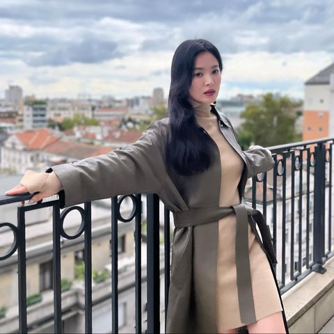 Song Hye Kyo Pakai Busana Semi Formal