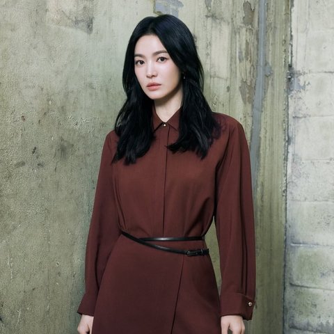 Song Hye Kyo Pakai Busana Semi Formal