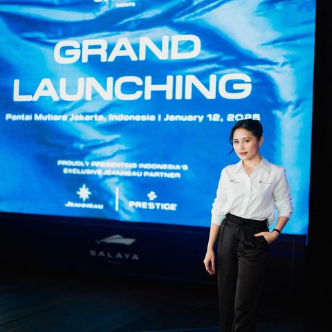 Pancarkan Pesona Independent Women, Intip Potret Outfit Prilly Latuconsina dengan Gaya Smart Casual