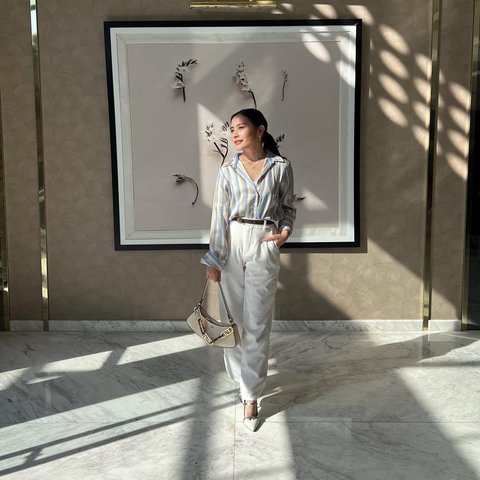 Pancarkan Pesona Independent Women, Intip Potret Outfit Prilly Latuconsina dengan Gaya Smart Casual