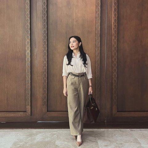 Pancarkan Pesona Independent Women, Intip Potret Outfit Prilly Latuconsina dengan Gaya Smart Casual