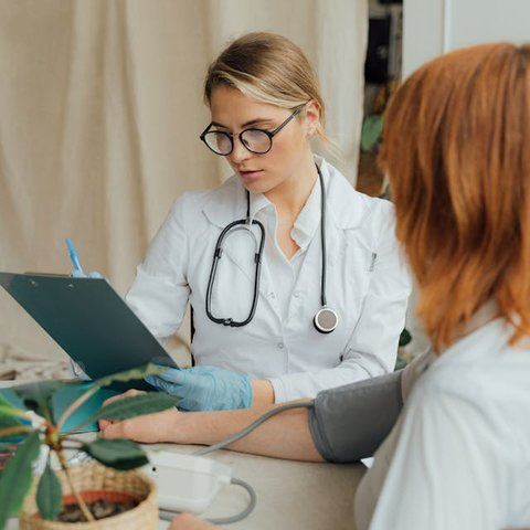 Seseorang yang sedang Berkonsultasi tentang Kesehatan dengan Dokter