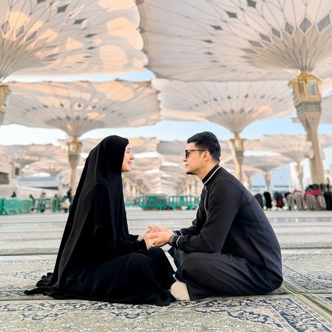 Potret Dhini Aminarti dan Dimas Seto yang Makin Romantis ( IG @dimasseto_1 @dhiniaminarti)