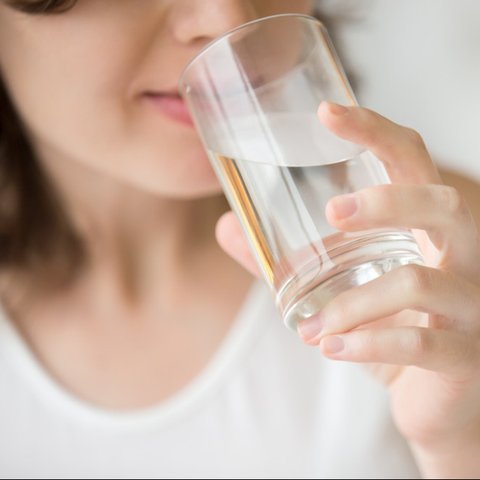 Ilustrasi minum air putih/Shutterstock.