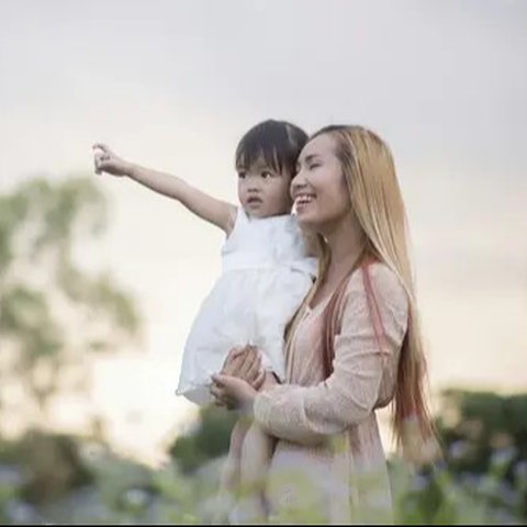 Ibu yang menggendong anaknya (Foto: Freepik/jcomp).