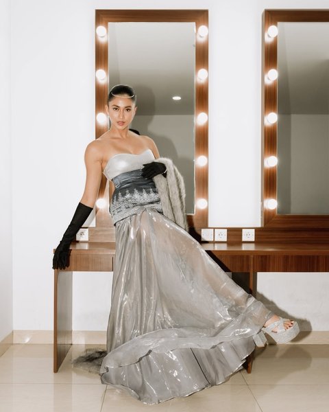 Feminim dan Elegan, Ini 4 Inspirasi Outfit Ala Aghniny Haque