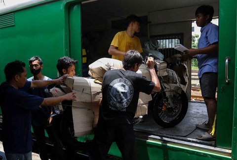 Kesibukan pekerja  di salah satu jasa pengiriman logistik di kawasan Pasar Senen, Jakarta, Minggu (23/03/2025).