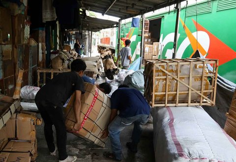 Kesibukan pekerja  di salah satu jasa pengiriman logistik di kawasan Pasar Senen, Jakarta, Minggu (23/03/2025).