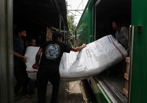 Kesibukan pekerja  di salah satu jasa pengiriman logistik di kawasan Pasar Senen, Jakarta, Minggu (23/03/2025).