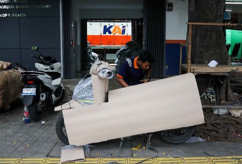 Kesibukan pekerja  di salah satu jasa pengiriman logistik di kawasan Pasar Senen, Jakarta, Minggu (23/03/2025).