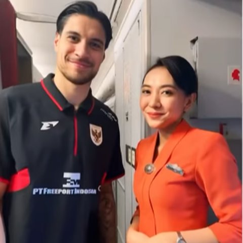 Potret Pramugari Foto Sama Para Pemain Timnas Bikin Iri Sampai Ada Pose Dirangkul, Disebut Menang Banyak