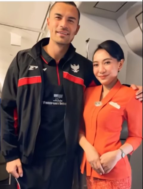 Potret Pramugari Foto Sama Para Pemain Timnas Bikin Iri Sampai Ada Pose Dirangkul, Disebut Menang Banyak