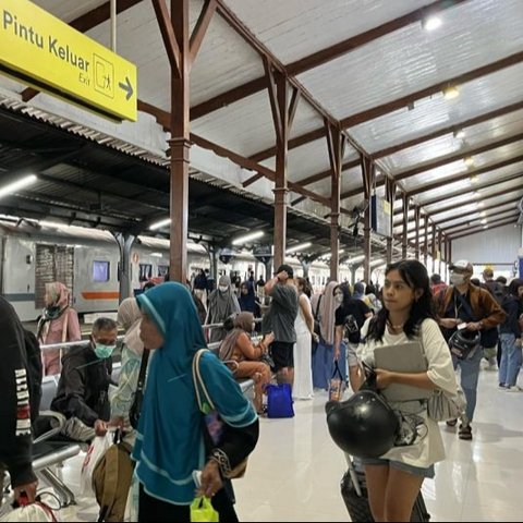 Lonjakan signifikan penumpang kereta api terjadi di Daop 9 Jember selama periode mudik Lebaran 2025, dengan puluhan ribu pemudik memadati stasiun-stasiun di wilayah tersebut.