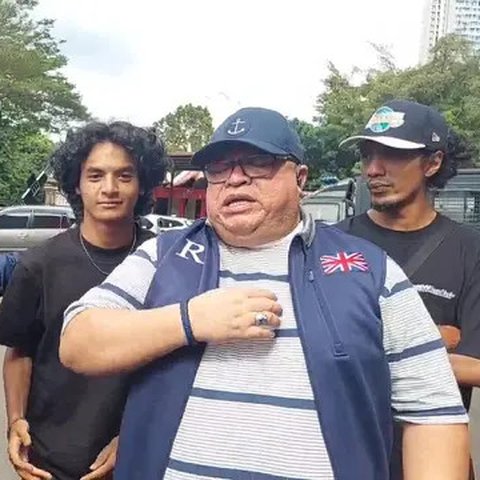 Vadel Badjideh didampingi kuasa hukumnya Razman Arief Nasution.
