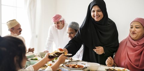 Ilustrasi Makan Lebaran (credit: freepik.com)