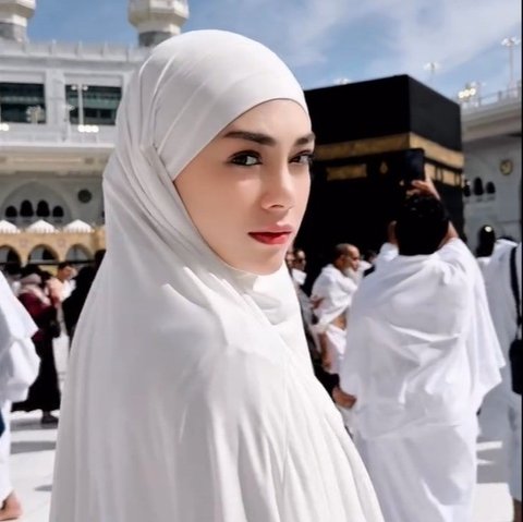 Meski Bercadar, Celine Evangelista Tetap Terlihat Cantik dan Anggun Pakai Gamis Putih saat Jalani Umrah Perdana