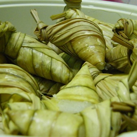 ilustrasi mengukus ketupat