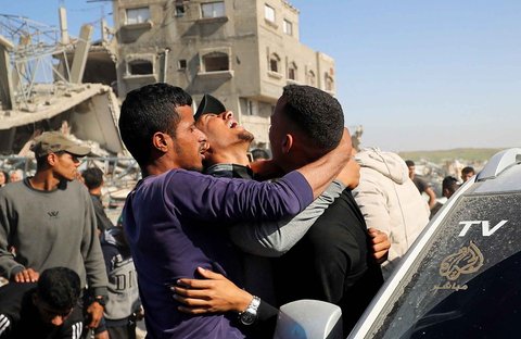 Warga Palestina menangis  di lokasi serangan Israel, yang menewaskan jurnalis Hossam Shabat, di Jalur Gaza Utara (24/03/2025).