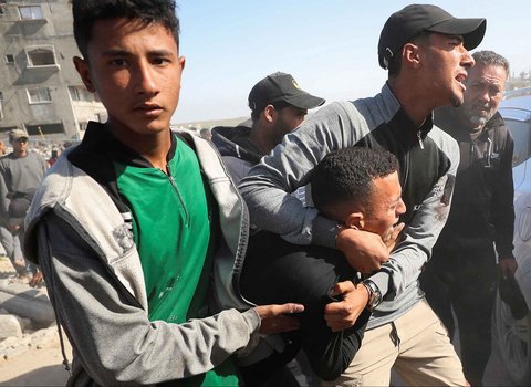 Warga Palestina menangis  di lokasi serangan Israel, yang menewaskan jurnalis Hossam Shabat, di Jalur Gaza Utara (24/03/2025).