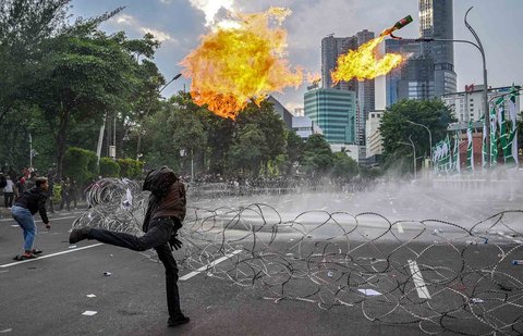 Bentrok mahasiswa dengan aparat kepolisian saat unjuk rasa menolak UU TNI di depan Gedung  Negara Grahadi Surabaya, (24/03/2025)