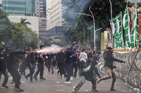 Bentrok mahasiswa dengan aparat kepolisian saat unjuk rasa menolak UU TNI di depan Gedung  Negara Grahadi Surabaya, (24/03/2025)