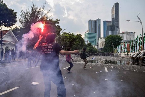 Bentrok mahasiswa dengan aparat kepolisian saat unjuk rasa menolak UU TNI di depan Gedung  Negara Grahadi Surabaya, (24/03/2025)