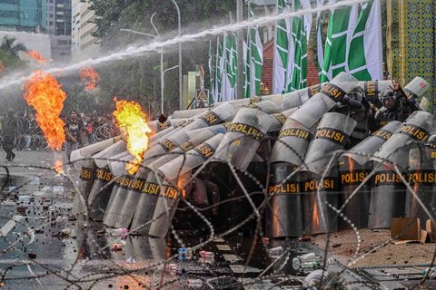 Bentrok mahasiswa dengan aparat kepolisian saat unjuk rasa menolak UU TNI di depan Gedung  Negara Grahadi Surabaya, (24/03/2025)