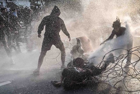 Bentrok mahasiswa dengan aparat kepolisian saat unjuk rasa menolak UU TNI di depan Gedung  Negara Grahadi Surabaya, (24/03/2025)
