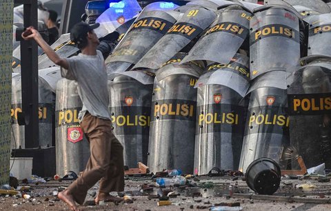 Bentrok mahasiswa dengan aparat kepolisian saat unjuk rasa menolak UU TNI di depan Gedung  Negara Grahadi Surabaya, (24/03/2025)