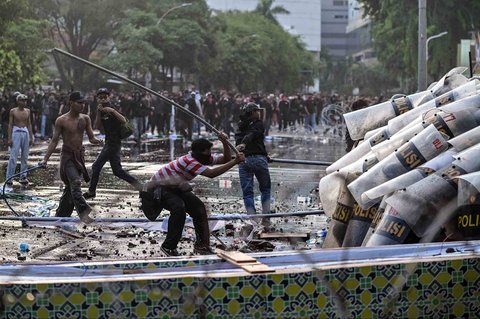 Bentrok mahasiswa dengan aparat kepolisian saat unjuk rasa menolak UU TNI di depan Gedung  Negara Grahadi Surabaya, (24/03/2025)