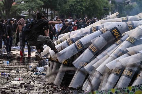 Bentrok mahasiswa dengan aparat kepolisian saat unjuk rasa menolak UU TNI di depan Gedung  Negara Grahadi Surabaya, (24/03/2025)