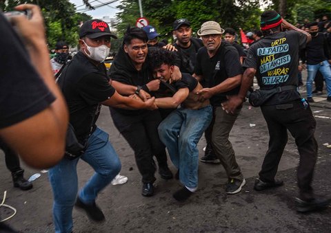 Bentrok mahasiswa dengan aparat kepolisian saat unjuk rasa menolak UU TNI di depan Gedung  Negara Grahadi Surabaya, (24/03/2025)