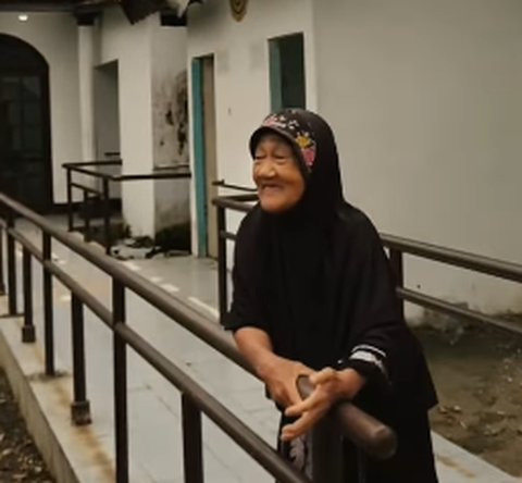 Sekolahkan 5 Anak Hingga Sukses, Wanita ini Bukan Dirawat Putra Putrinya