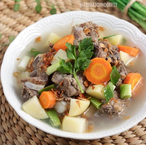 Semangkuk sop iga sapi bening. (Liputan6.com/IG/fridajoincoffee)