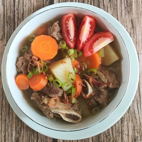 Semangkuk sop iga sapi dengan tomat dan wortel. (Liputan6.com/IG/loveto_kitchen)