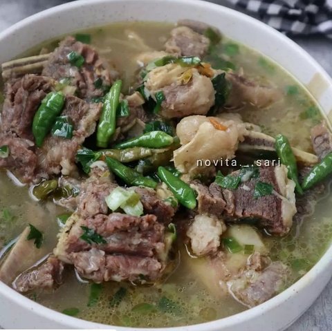 Semangkuk sop iga sapi cabai hijau. (Liputan6.com/IG/novita._.sari)
