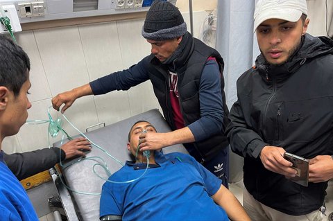 Petugas medis Palestina memberikan pertolongan pada korban yang terluka setelah serangan udara Israel menghantam Rumah Sakit Nasser di Khan Younis, Jalur Gaza, Palestina, pada 23 Maret 2025.