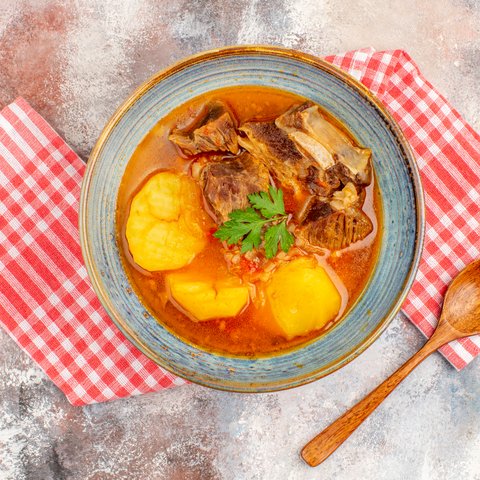 Ilustrasi Sop Iga Sapi Kuah Asam Pedas (&copy;Freepik)