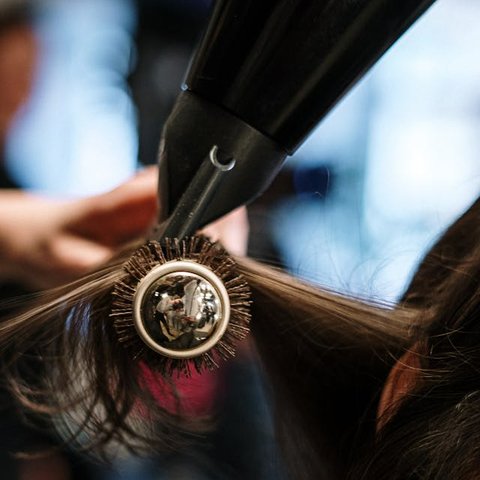Rahasia di Balik Hair Dryer Mahal, Efektif atau Sekadar Tren untuk Mempercantik Rambutmu?