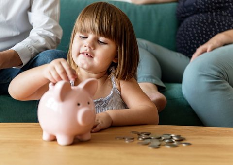 Nabung di Bank atau Investasi? Ini Cara Mengatur Uang THR Anak Sesuai Usianya