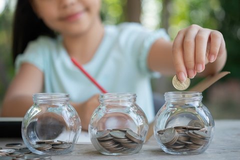 Nabung di Bank atau Investasi? Ini Cara Mengatur Uang THR Anak Sesuai Usianya