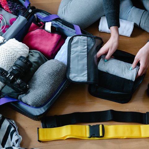 Ilustrasi packing baju, koper. (Foto oleh Timur Weber: https://www.pexels.com/id-id/foto/orang-pakaian-tas-tali-9185880/)