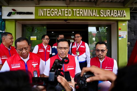 Direktur Utama Pertamina, Simon Aloysius Mantiri meninjau Terminal BBM Surabaya