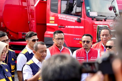 Direktur Utama Pertamina, Simon Aloysius Mantiri meninjau Terminal BBM Surabaya