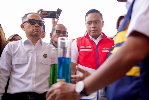 Direktur Utama Pertamina, Simon Aloysius Mantiri meninjau Terminal BBM Surabaya